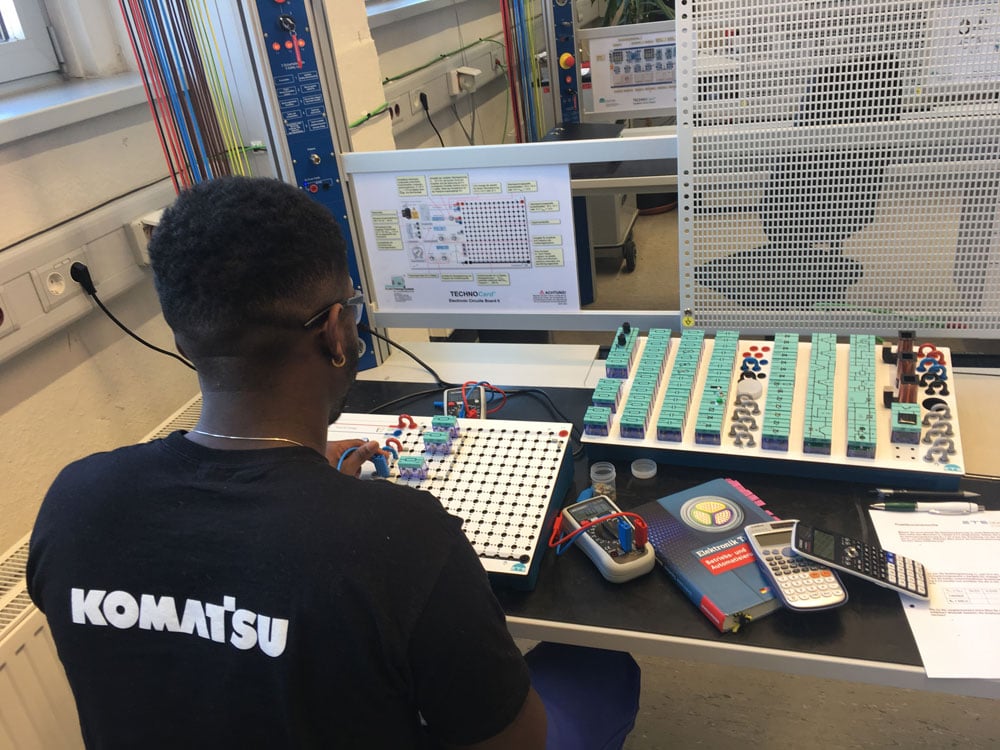 Komatsu-Ausbildung-Elektroniker-Betriebstechniker