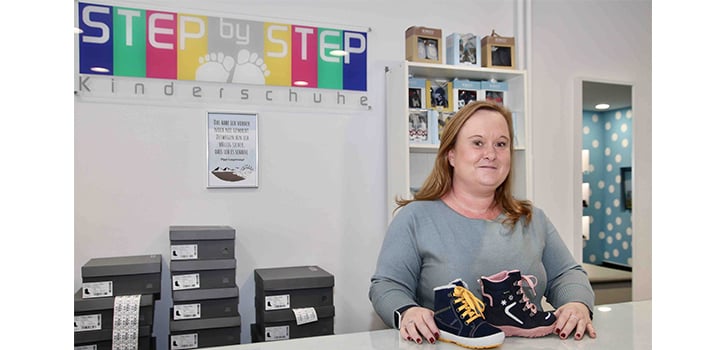 Step-by-Step Kinderschuhe führt hochwertige Schuhe für den Nachwuchs