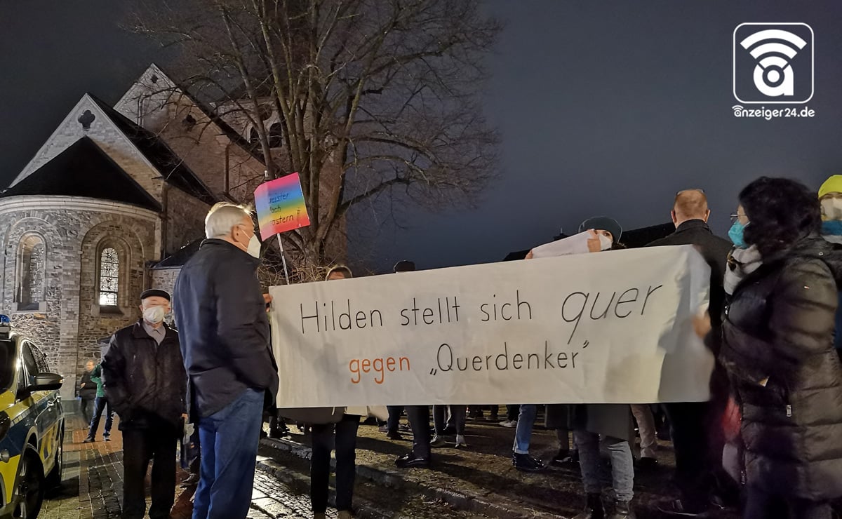 Omas-gegen-Rechts-Demo-SpaziergaengerGjZ97KIMTiK4g