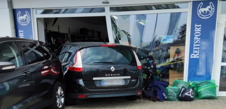 Schwerer Schaden an Auto und Schaufenster 
