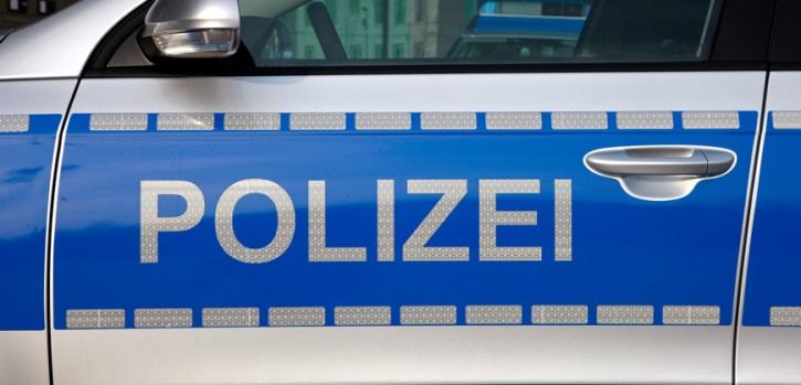 Zwei Meter großer Mann attackiert scheinbar grundlos den Senior 