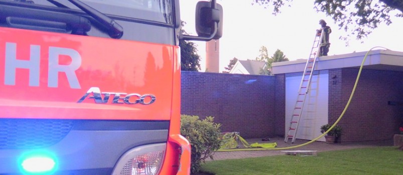 Feuerwehr musste über Flachdach steigen, um an die Brandstelle zu gelangen Feuerwehr musste über Flachdach steigen, um an die Brandstelle zu gelangen