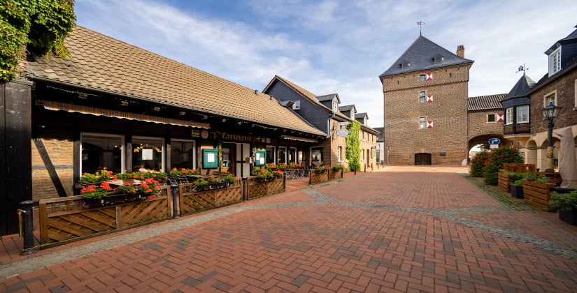 Neuer Kanal und Altstadtpflaster zwischen Kunstwerkstatt und Schelmenturm 