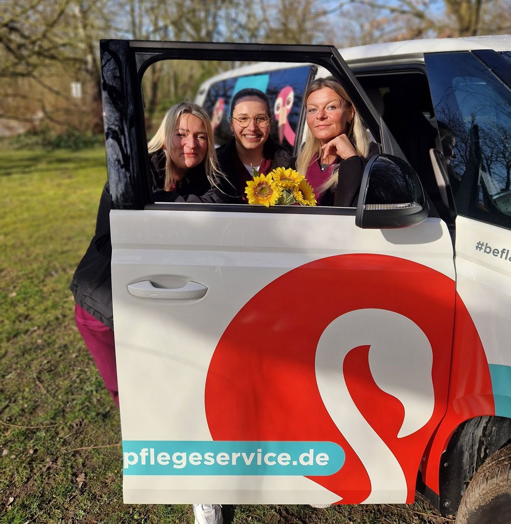 Flamingo-Pflegeservice-Team-Auto-hoch