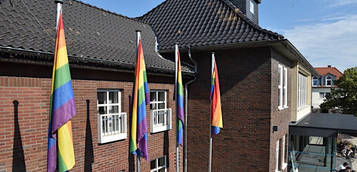 Fest-, Gedenk- und Demonstrationstag für die Rechte der LGBTQ - auch israelische Flagge weht am Rathaus