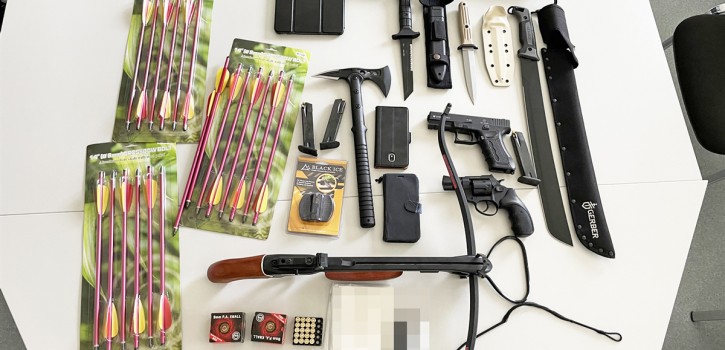 Gaspistolen, Macheten, Axt, Messer und Armbrust entdeckt 
