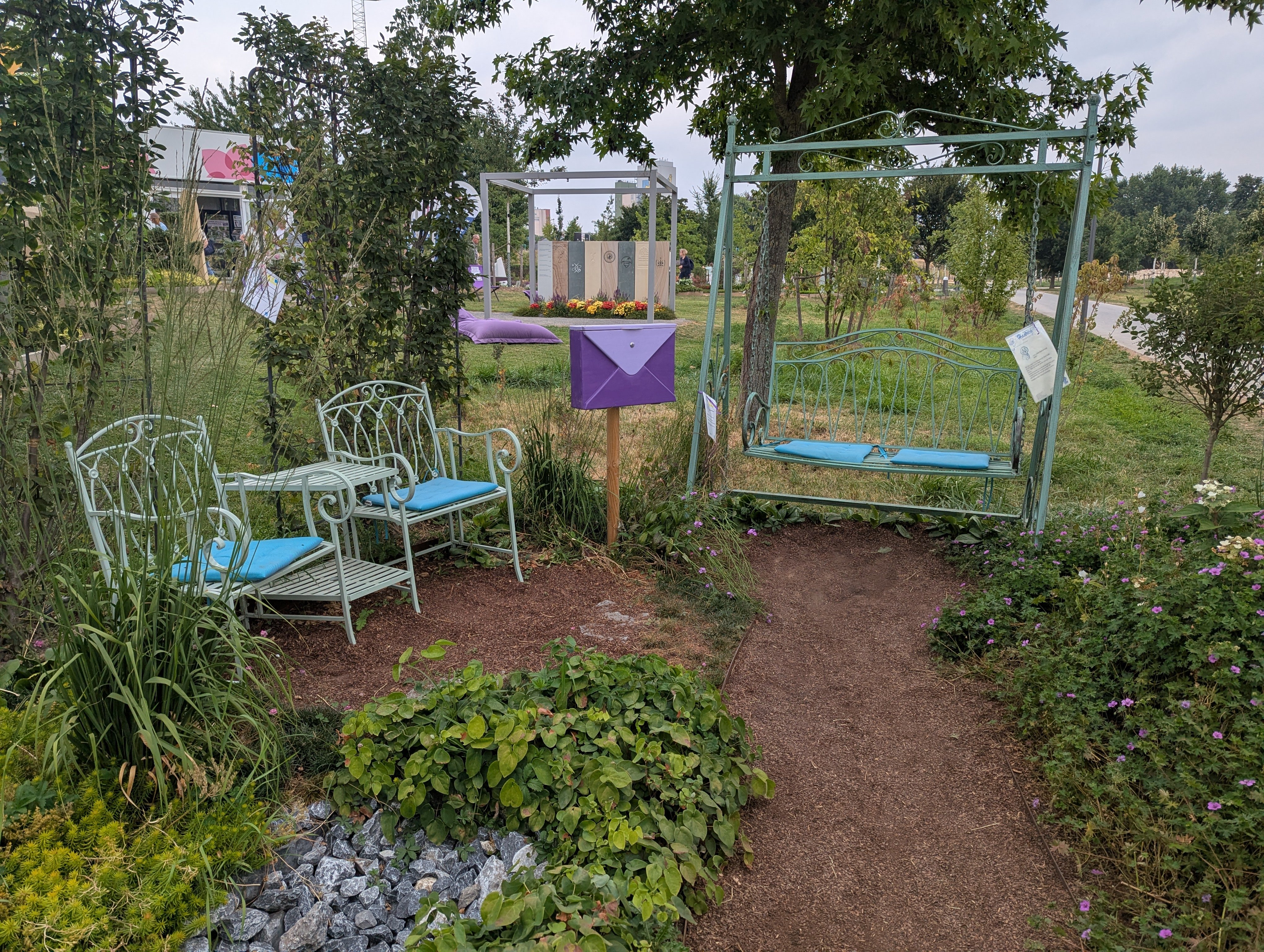 Hastrich-Grabpflege-LAGA-Neuss-Bestattungsgarten-mit-Schaukel