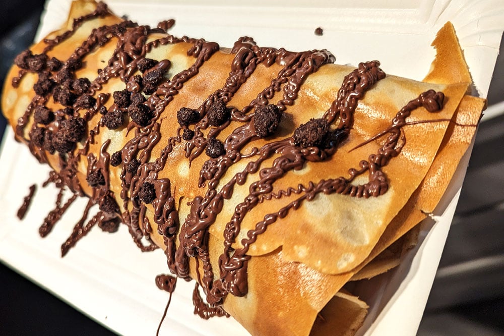 Das Highlight in der Eisdiele und im Eiscafé CoolCroc in Hilden und Solingen: XXL-Crepes, ein Meter lang