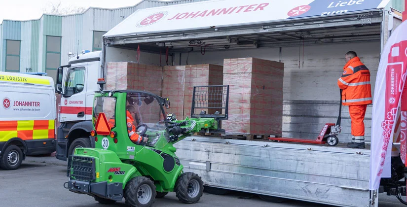 Spenden-f-r-den-Johanniter-Weihnachtstrucker-in-Hilden-zum-Transport-verladen-anzeiger24-de-News