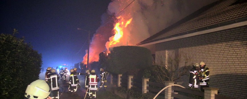 Feuerwehr verhinderte Ausbreitung auf Wohnhaus