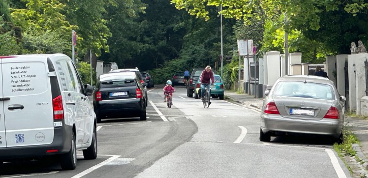 Radfahrerin kam mit dem Schrecken und einem verstauchten Knöchel davon Radfahrerin kam mit dem Schrecken und einem verstauchten Knöchel davon