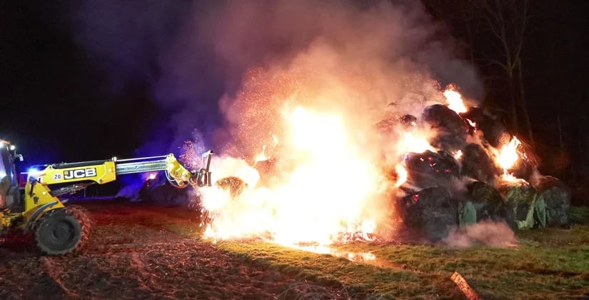Strohballen-in-Flammen-Ein-kraftezehrender-Einsatz-fur-die-Feuerwehr