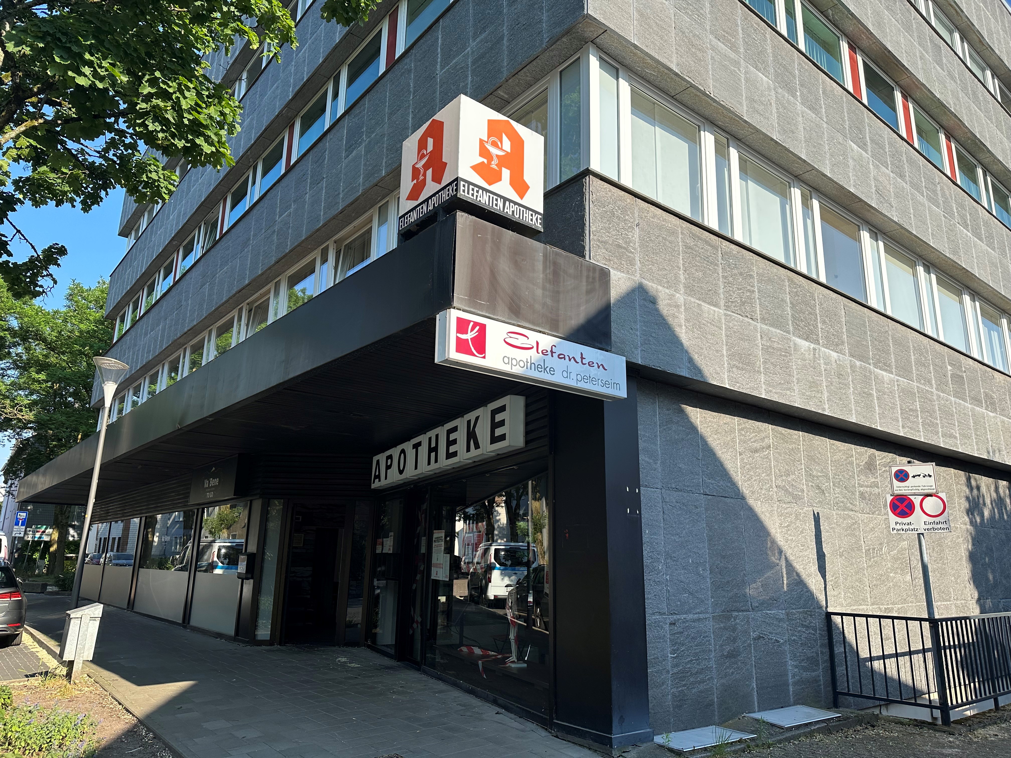 Elefanten-Apotheke-Haan-von-aussen-Dr-Peterseim-Apotheke