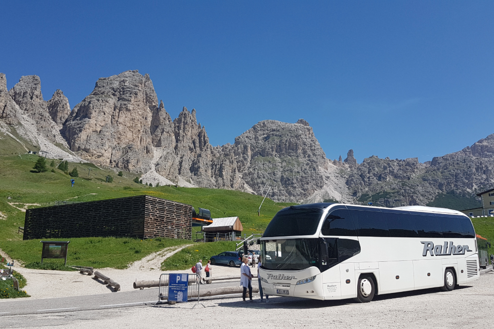Rather-Reisen-Leverkusen-Bus-am-Wanderweg-in-die-BergeUDj3BnonhYtUf