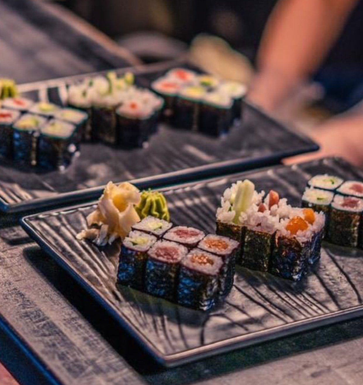 Blue-Monkeys-Restaurant-Hilden-Sushi-Maki-TellerjsKYC5JaRrWEk