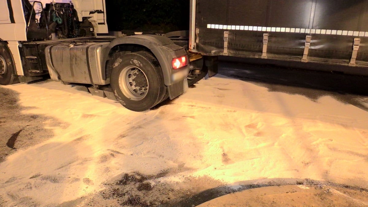 Feuerwehr-Langenfeld-A3-LKW-Unfall-Diesel-ausgelaufen-loeschen