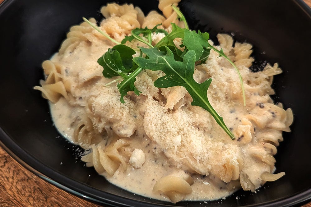Fusilli-Pasta-Bar-in-Hilden-präsentiert-Nudeln-mit-Käse-Sahne-Sauce