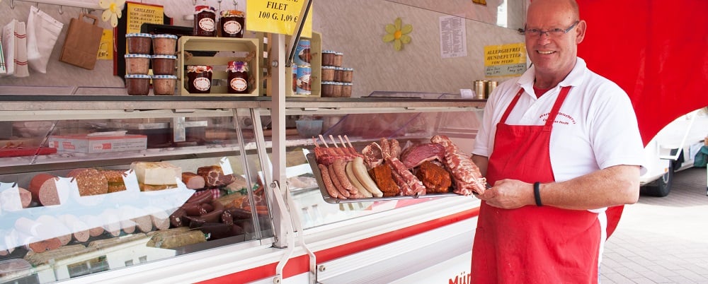 LE-Wochenmarkt-Metzger-Heift-Grillen5b17b0b914ddc
