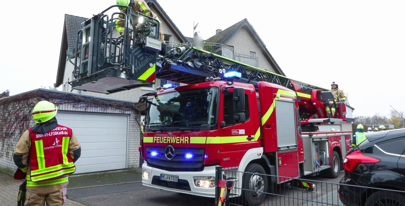 Feuerwehr konnte zwei Hausbewohner und zwei Katzen wohlbehalten ins Freie bringen Feuerwehr konnte zwei Hausbewohner und zwei Katzen wohlbehalten ins Freie bringen