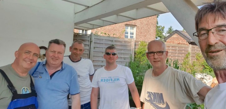 „Alle für Eine“: Die Herren helfen einer alten Dame im Hildener Süden