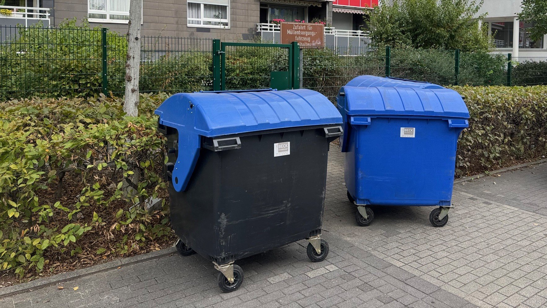 Standort-Monheim-Berliner-Viertel-blaue-tonnen-copyright-anzeiger24-de4pjPo3cJLarYs