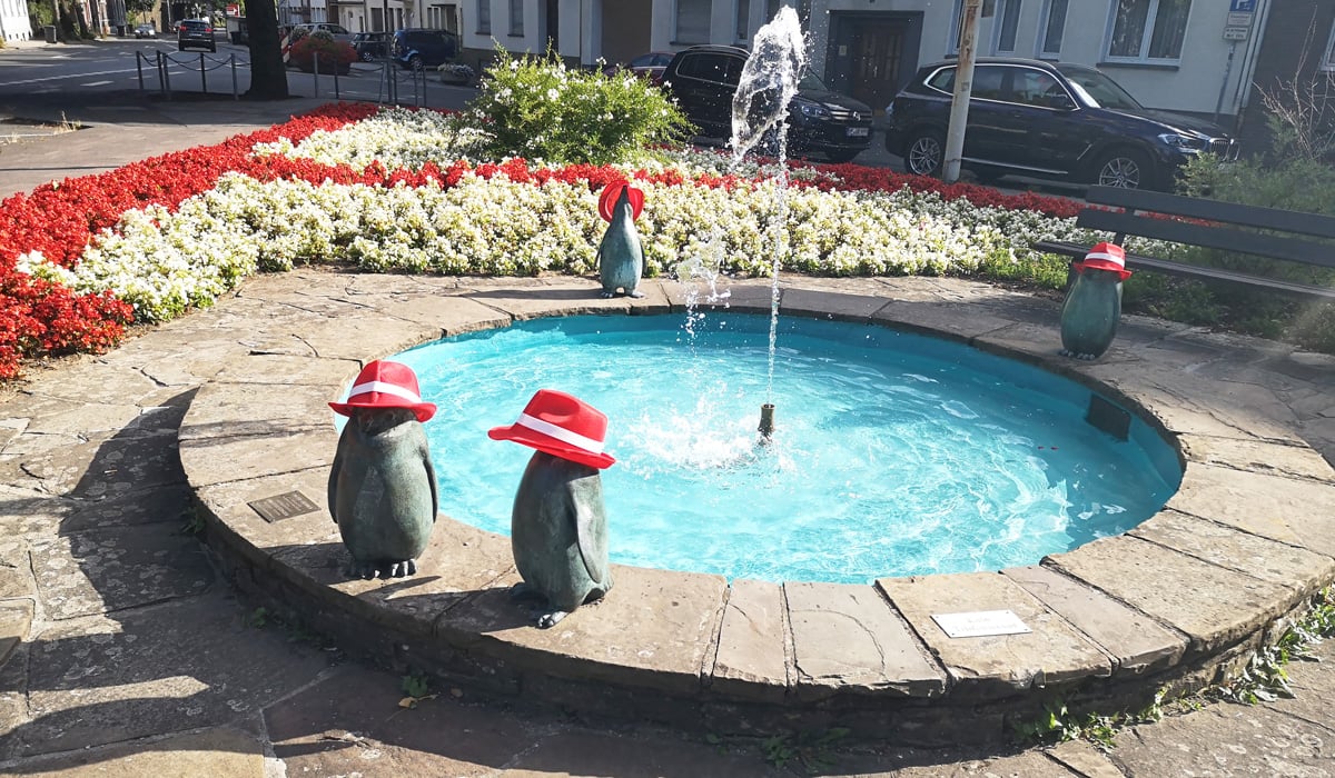 Pinguin-Brunnen-mit-Hut