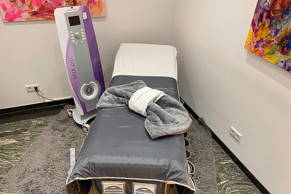 Behandlungszimmer-mit-Liege-und-MYA-pro