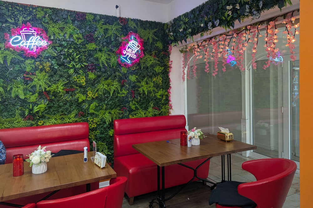 Suesswarenfabrik-Hilden-Cafe-rote-Sitze