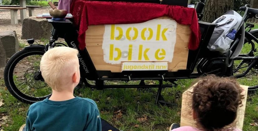 Bookbike bringt Geschichten auf Monheimer Spielplätze