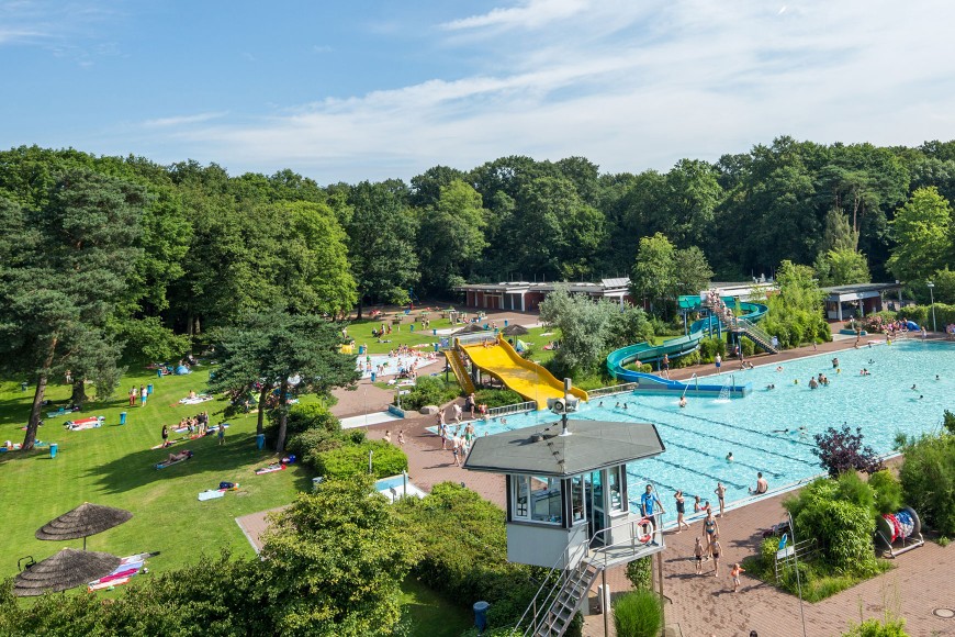 Im Sommer sorgt das Waldbad für Wasserspaß unter freiem Himmel Im Sommer sorgt das Waldbad für Wasserspaß unter freiem Himmel
