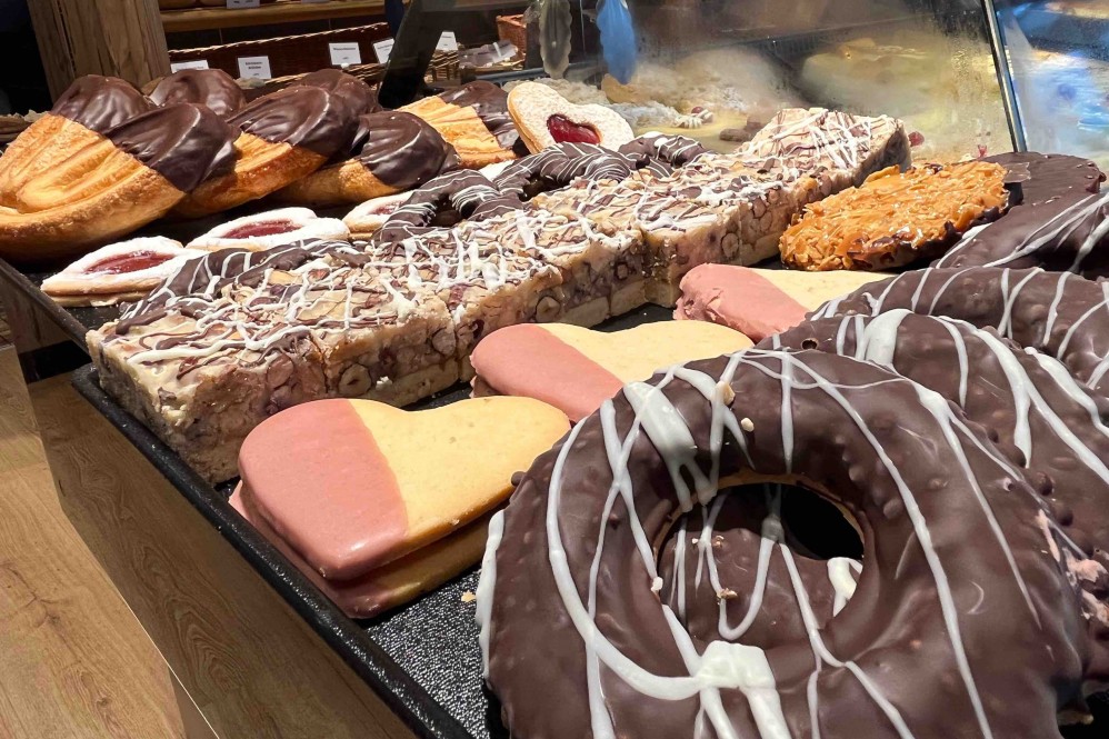 Auch-s-sse-Geb-cke-Zuckrige-Donuts-cremige-Eclairs-oder-knusprige-Strudel
