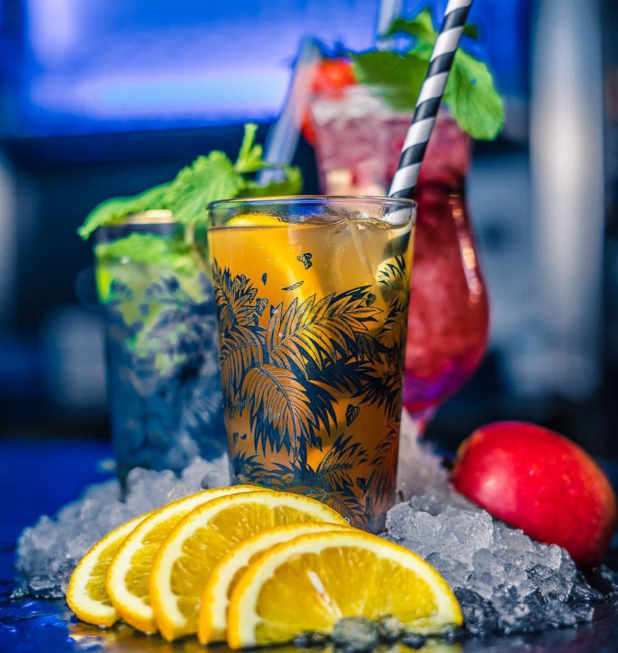 Blue-Monkeys-Hilden-Cocktail-trinken