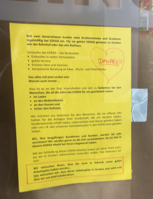 Der Brief hängt im Eingangsbereich des Edeka Marktes in Gruiten