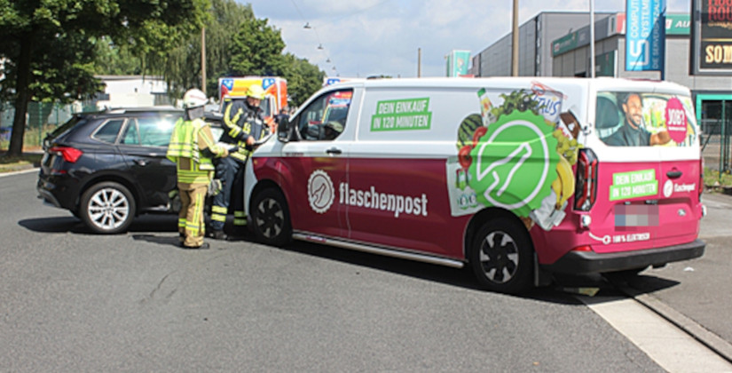 Geparkter Lkw blockiert Sicht – Lieferwagen kollidiert mit Skoda