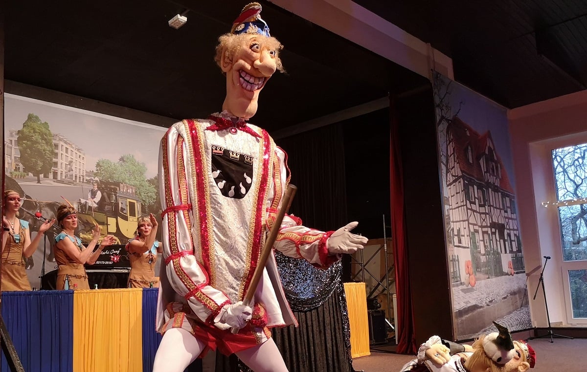 Postalia-Langenfeld-Karneval-Maedchensitzung-Superjecke-Dreijestirn