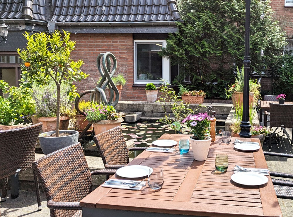La-Scala-Restaurante-Hilden-Terrasse-2025-Brunnen-gedeckter-Tisch