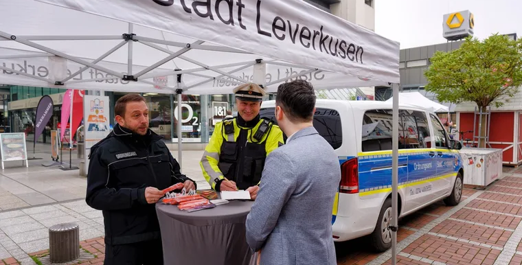 Mobile Anlaufstelle auf dem Wiesdorfer Wochenmarkt – Sorgen äußern, Lösungen finden