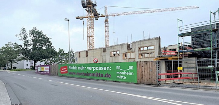 Anlieferung von Baumaterial fürs Monheimer Tor Anlieferung von Baumaterial fürs Monheimer Tor