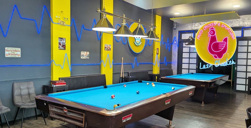 Billard, Karaoke, Kicker, Cocktails, Gefügelgerichte und Deine persönliche Party