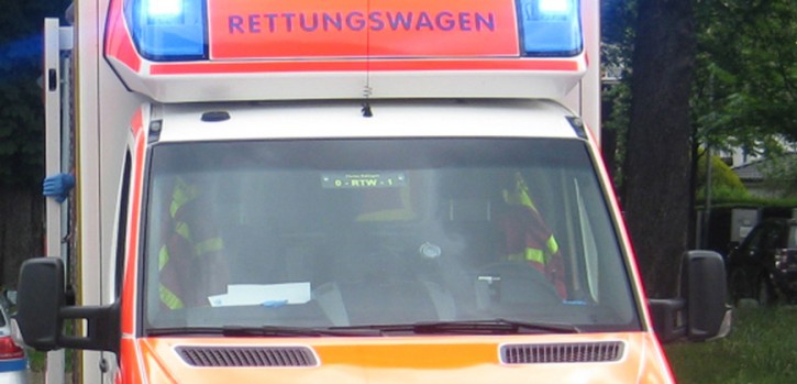 Zwei Kinder im parkenden Fahrzeug, Handbremse aus Versehen gelöst