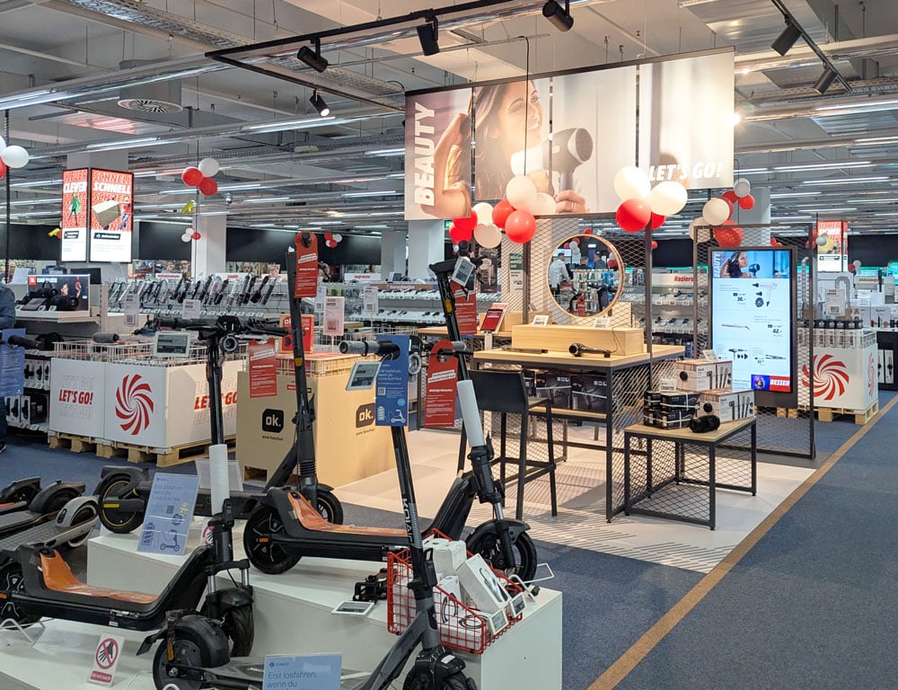 Media-Markt-Neueroeffnung-Hilden-E-Roller