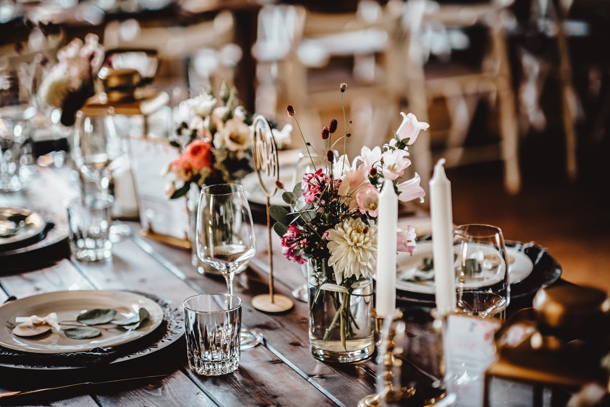 Hochzeitslocation-Hilden-Strandperle-Unterbacher-See-formbar-catering-Tisch-dekoriert