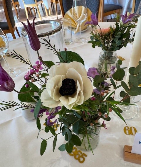 Partyservice-am-Silbersee-Leverkusen-festlich-geschmueckter-Tisch-zur-Hochzeit-2W6rH7NATxVZVl