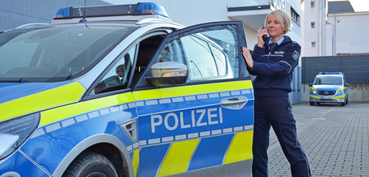 Mann pöbelte auf dem Markt, warf Porzellantasse gegen Streifenwagen und beleidigte Beamte 