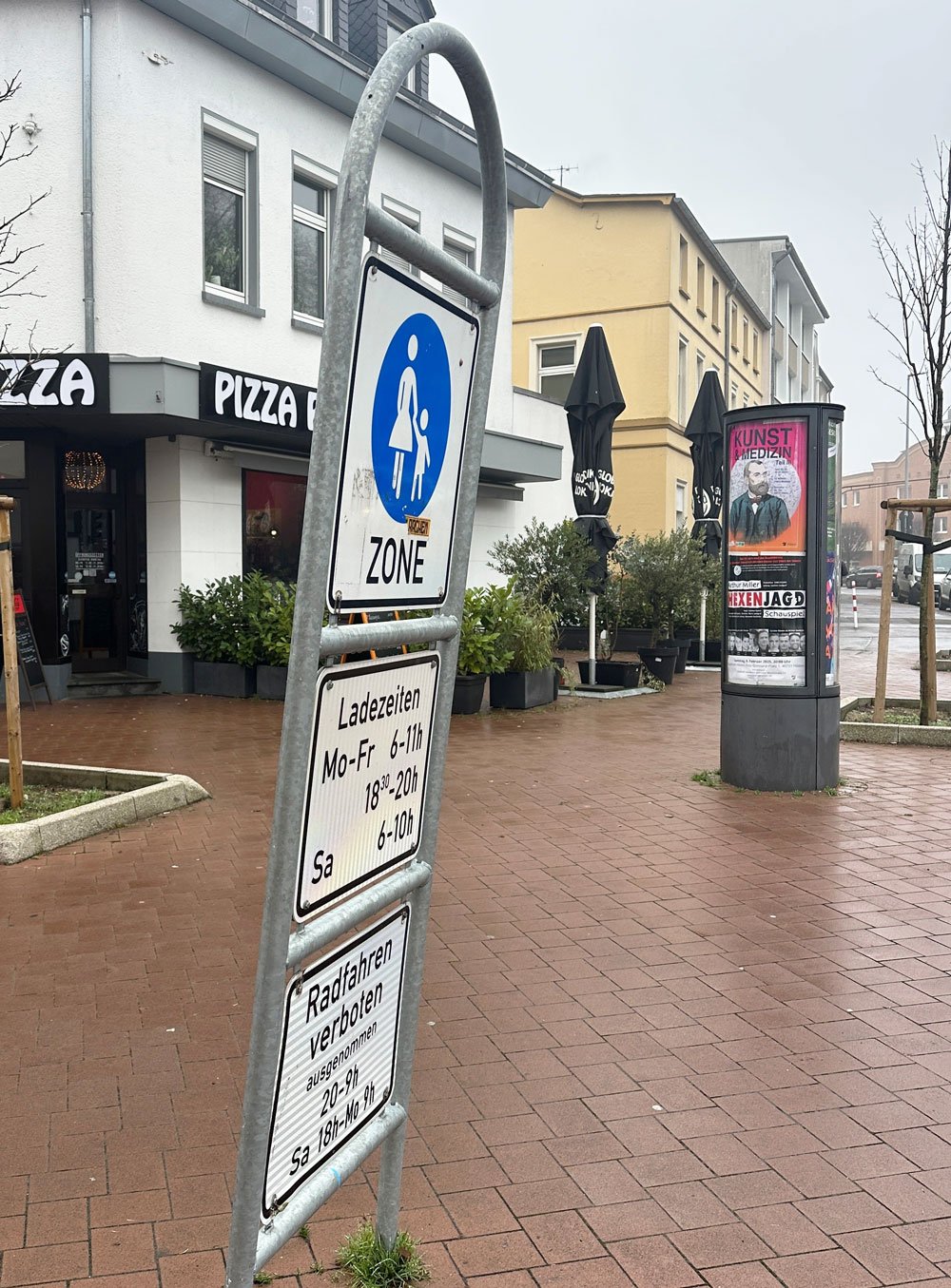Schiefes-Schild-Mittelstrasse-15-Januar