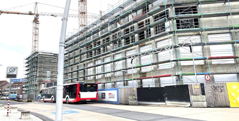 Baustellenkräne werden abtransportiert 