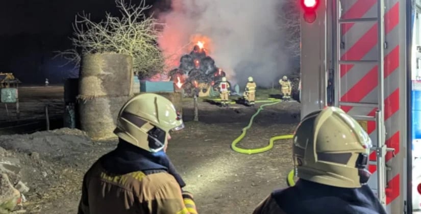 Feuerwehr-l-scht-brennende-Strohballen