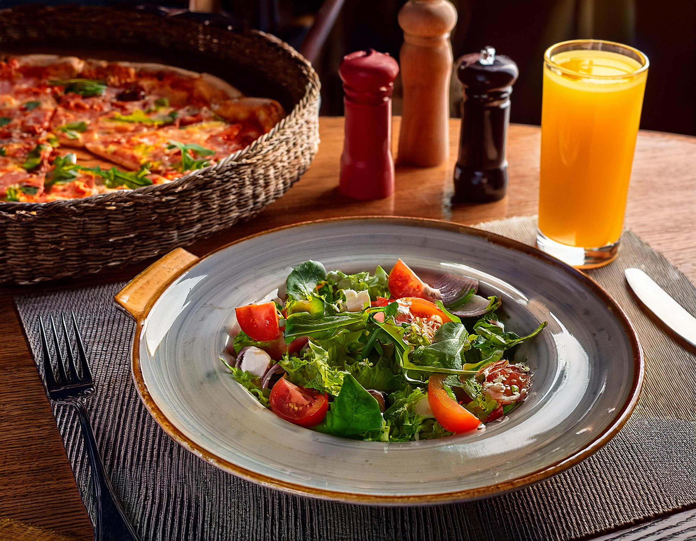 Braungebackene-Pizza-und-erfrischender-Salat-in-den-besten-Pizzerien-aus-Euskirchen