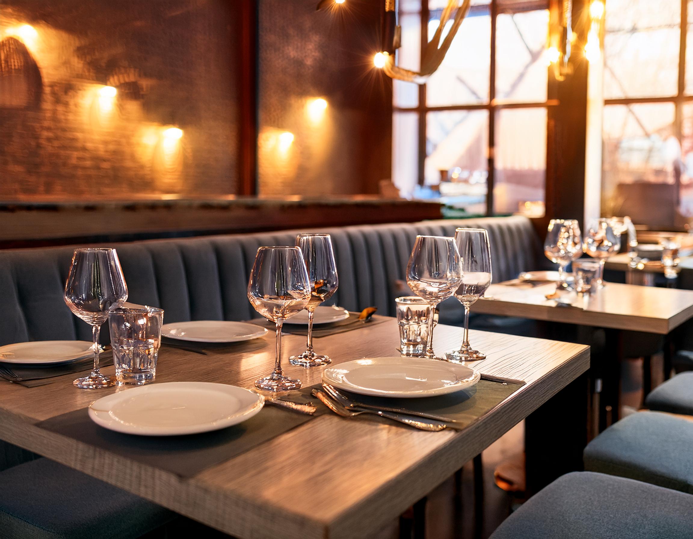 Elegant-bedeckte-Tische-in-Caf-s-und-Restaurants-aus-Emden