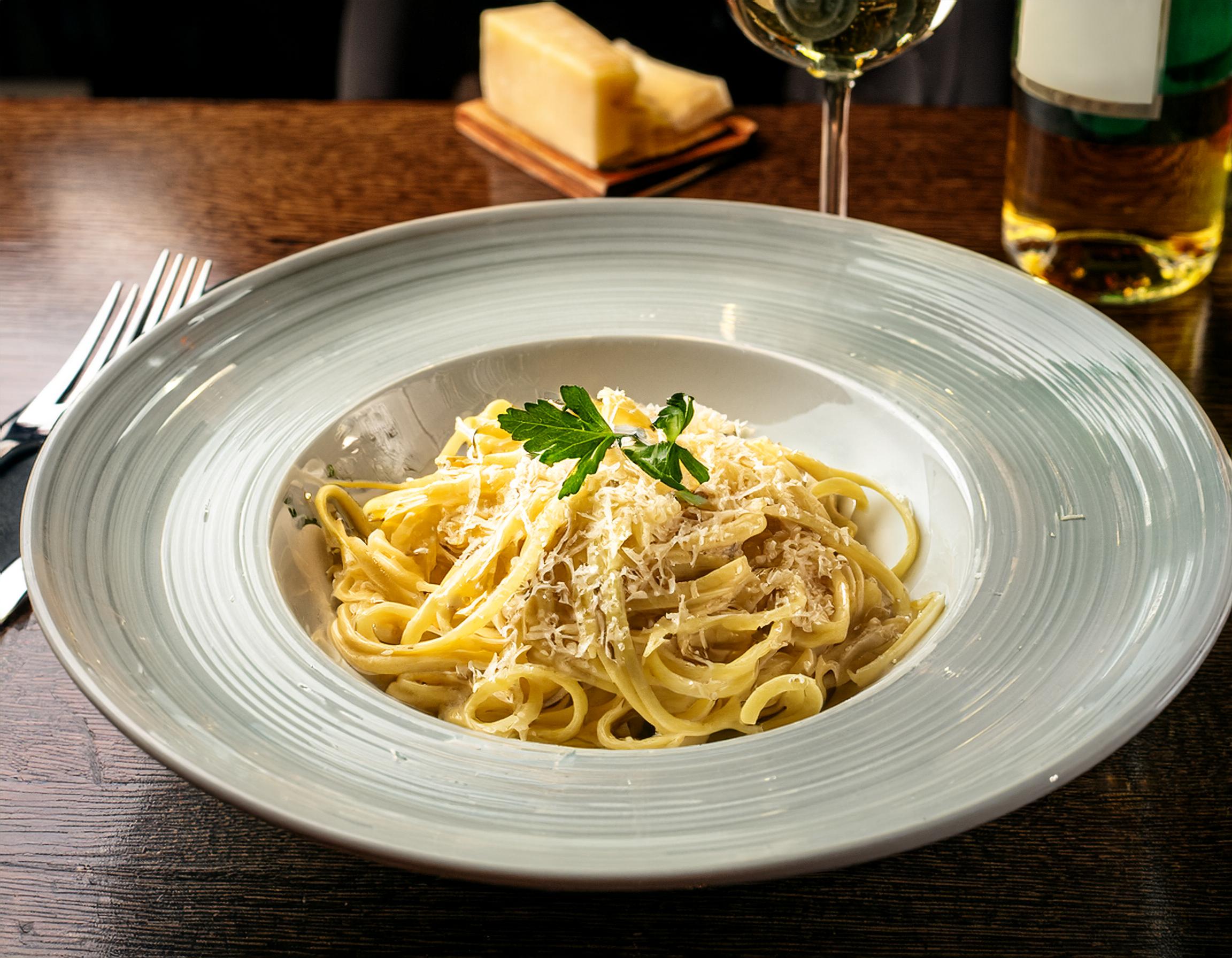 Hausgemachte-Pasta-mit-Parmesan-und-Weisswein-verwohne-Dich-in-den-TOP-Restaurants-aus-Gross-Gerau